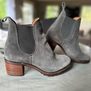Frye Sabrina Chelsea Charcoal Gray Suede Leather Heel Boot